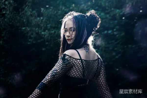 高清摄影 神秘森林中的暗黑美学女性