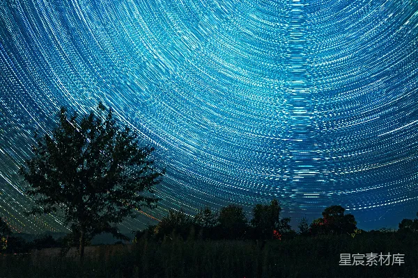 高清摄影 星轨下的静谧夜晚