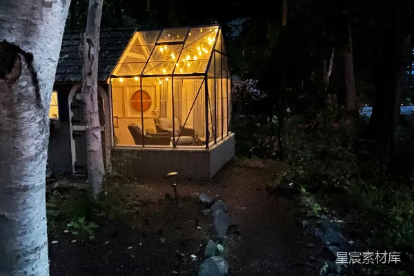高清摄影 夜晚的温馨玻璃屋