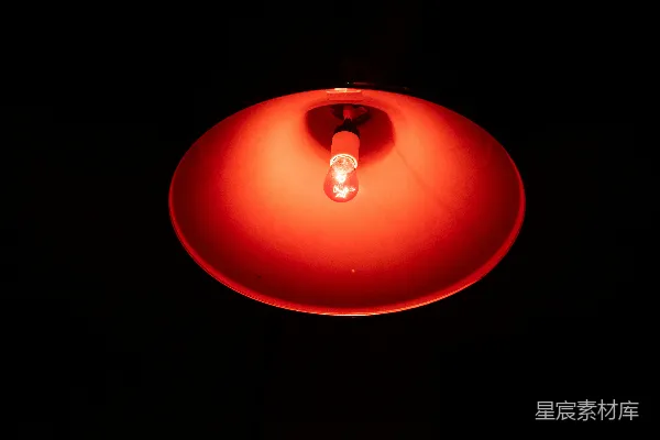 高清摄影 昏暗中的红色灯罩