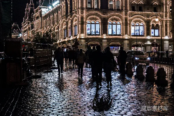 高清摄影 夜晚灯火辉煌的建筑与行人