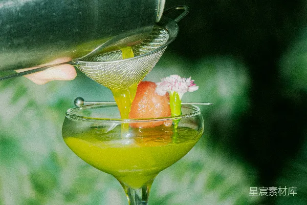 高清摄影 清新夏日：绿色鸡尾酒的制作