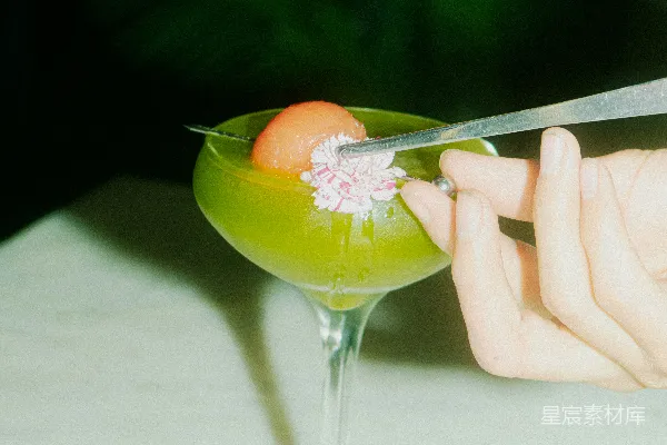 高清摄影 绿色调鸡尾酒与精致装饰
