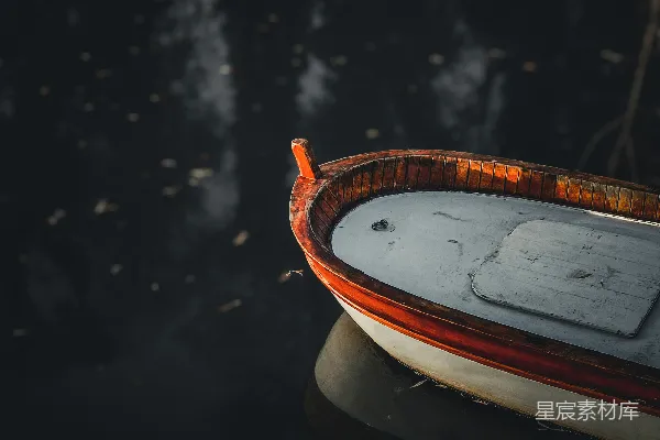 高清摄影 静谧的湖面与孤独的木舟