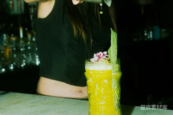 高清摄影 调酒师正在制作鸡尾酒