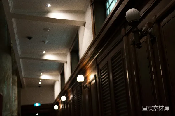 高清摄影 复古楼梯与灯光