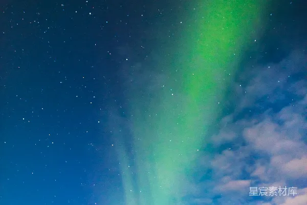 高清摄影 仰望极光的旅人