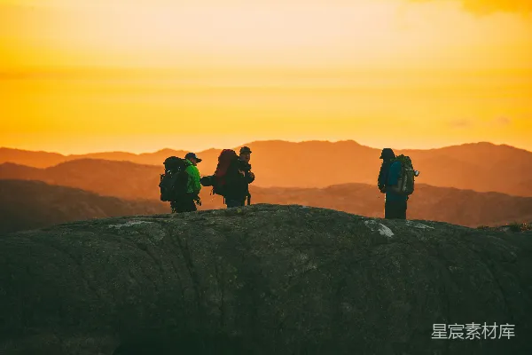 高清摄影 日落时分的登山者