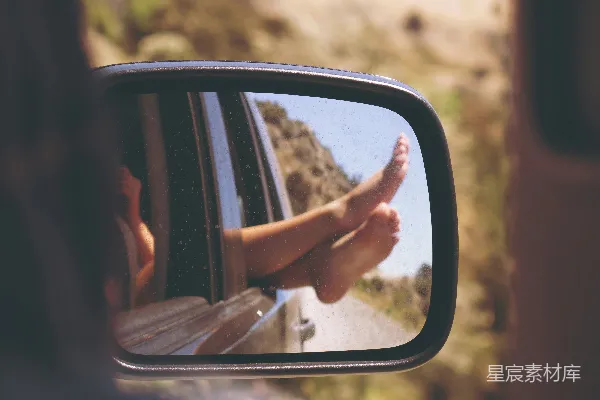 高清摄影 窗外的脚丫：旅途的惬意时光