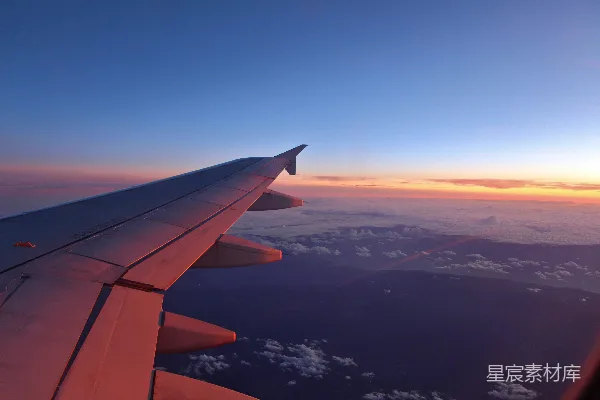 高清摄影 夕阳下的飞机翅膀
