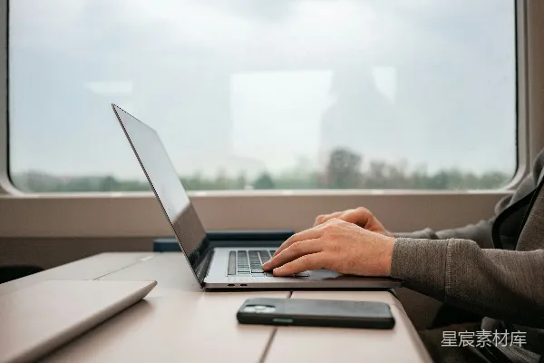 高清摄影 火车上的笔记本电脑时光