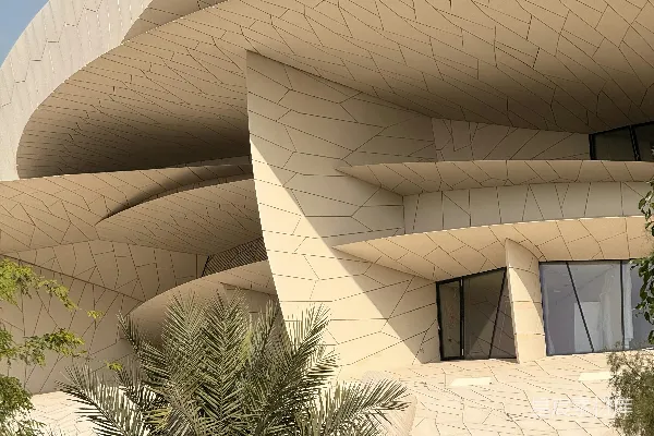 高清摄影 未来感建筑与棕榈树