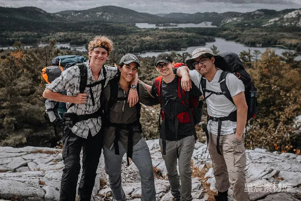 高清摄影 登山伙伴在山顶的合影