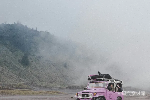 高清摄影 火山边的粉红越野车