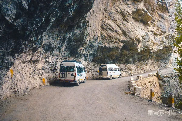 高清摄影 山间停靠的面包车