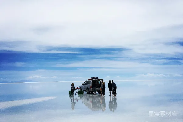 高清摄影 盐湖上的旅行者
