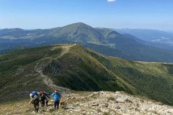 高清摄影 徒步登山队伍在山顶