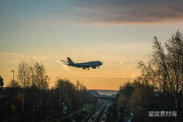 高清摄影 夕阳下飞机的剪影