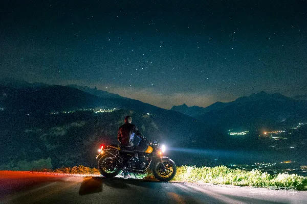 高清摄影 夜骑山间，星光下的旅程