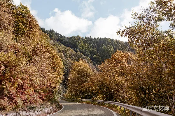 高清摄影 秋日山间蜿蜒小路