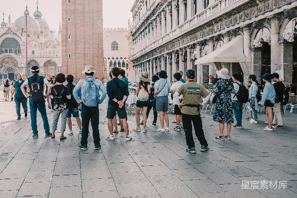 高清摄影 意大利威尼斯圣马可广场上的导游与游客