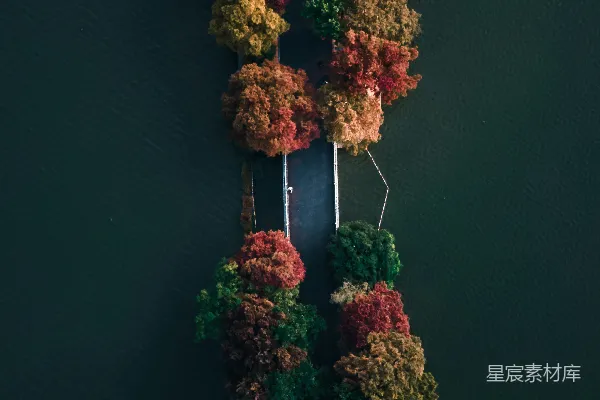 高清摄影 秋日湖畔的色彩斑斓