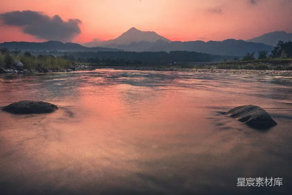 高清摄影 日落时分的静谧河流