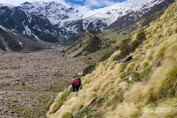 高清摄影 雪山下的徒步旅行