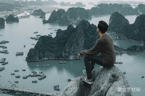 高清摄影 悬崖边的静谧思考