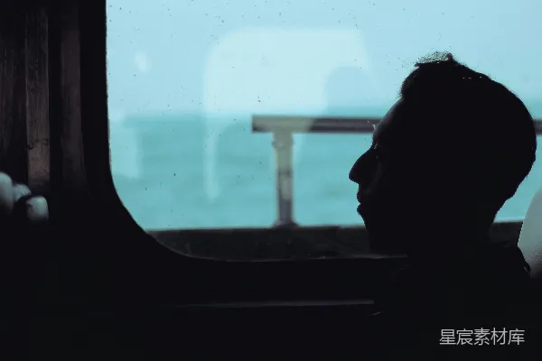 高清摄影 旅途中沉思的剪影