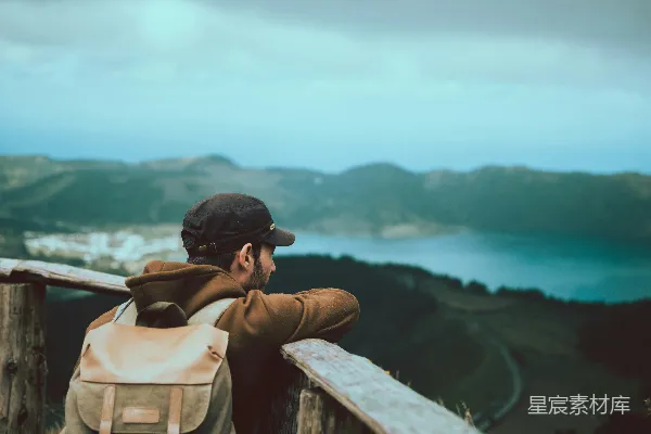 高清摄影 远眺山湖的旅者