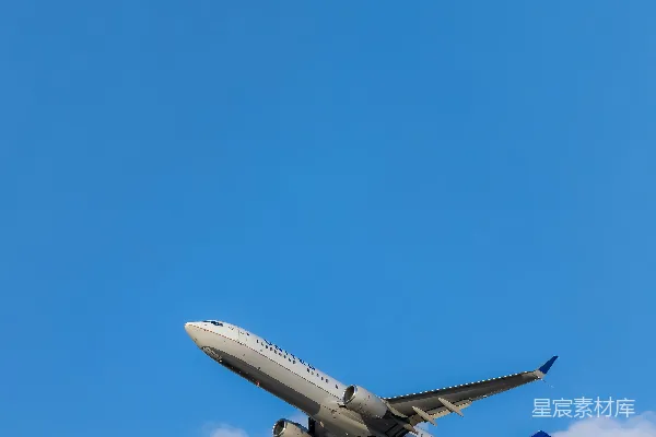 高清摄影 蓝天白云下的联合航空飞机