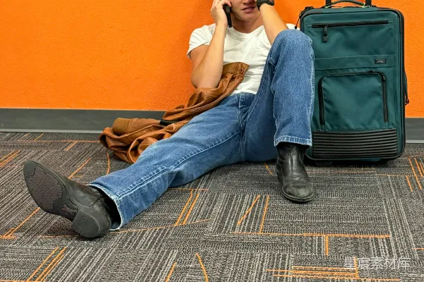 高清摄影 旅途中的一刻：等待飞机的男子