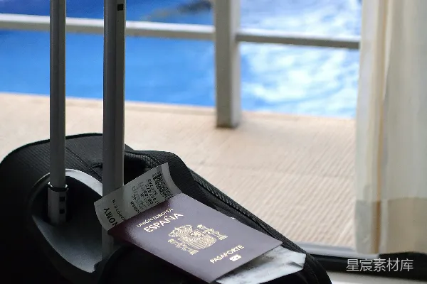 高清摄影 旅行的开始：黑色行李箱上的西班牙护照