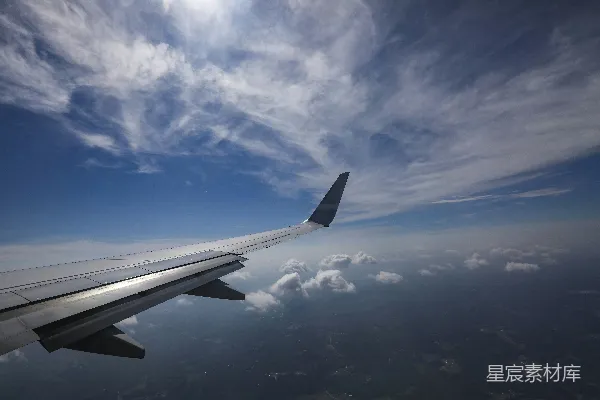 高清摄影 空中视角的翅膀与云海