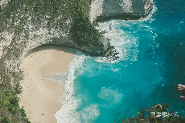 高清摄影 隐蔽的海滩与碧蓝的海浪