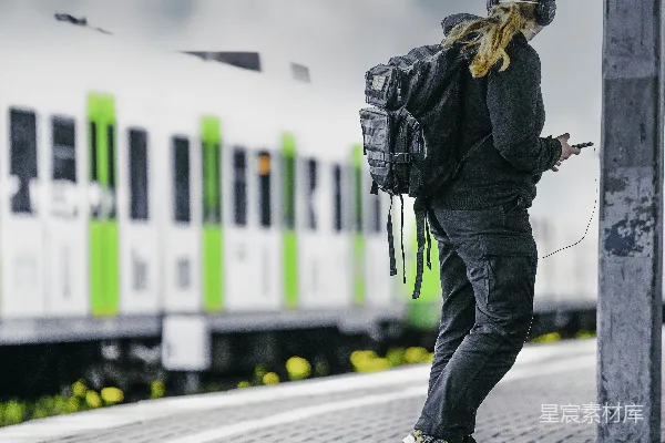 高清摄影 站台上的旅者