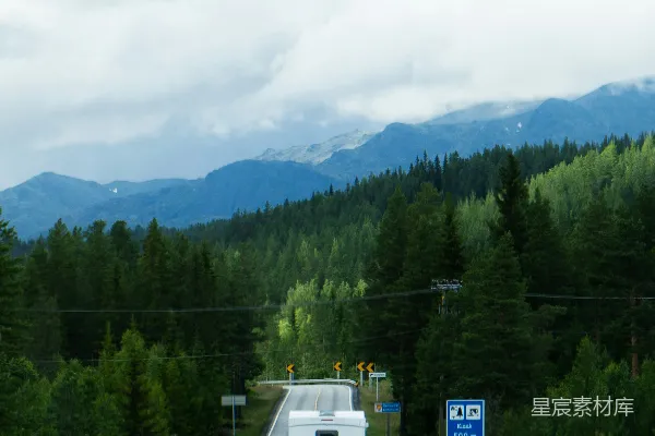 高清摄影 山间公路的露营车