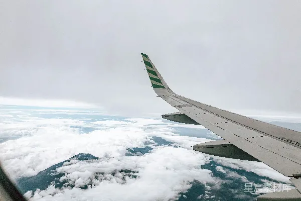 高清摄影 云端的旅程：飞机窗外的壮丽景色