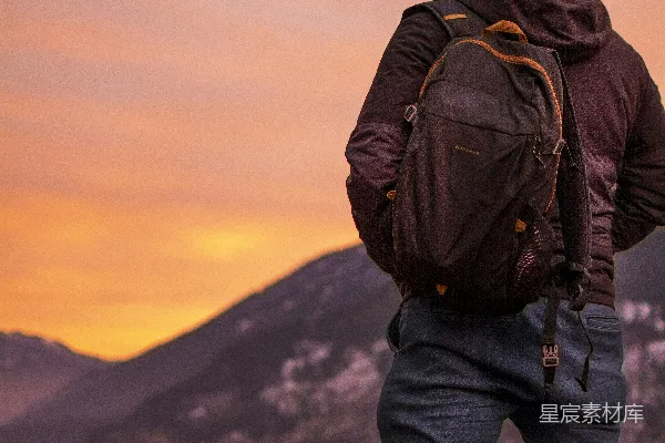 高清摄影 黄昏时分的徒步旅行者