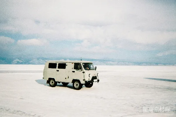高清摄影 雪地中静谧的卡车