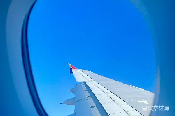 高清摄影 飞机窗外的蓝天与机翼