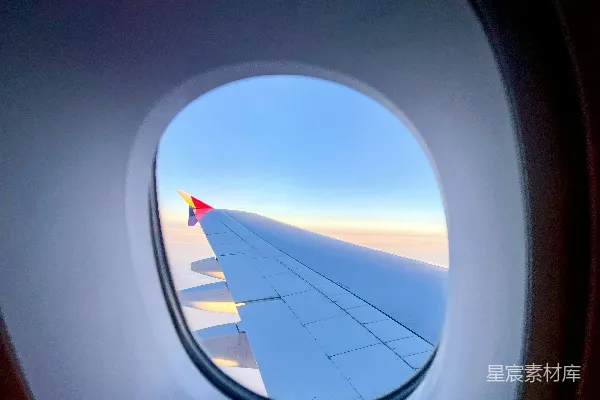 高清摄影 飞机窗外的夕阳与机翼