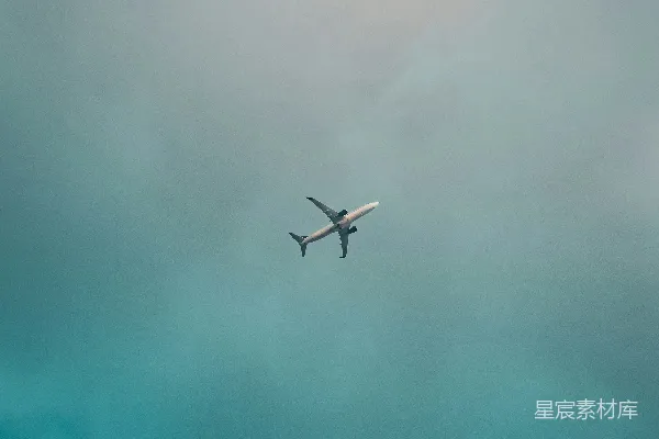 高清摄影 空中孤影：飞机在云层中飞行