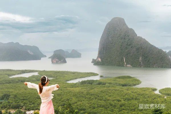 高清摄影 站在山巅俯瞰美景