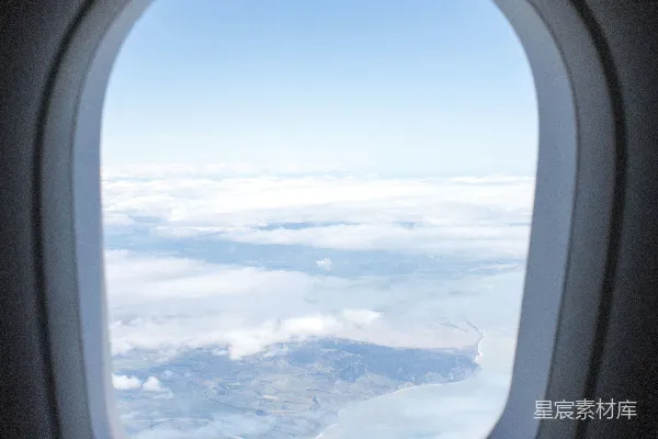 高清摄影 空中俯瞰：云海与海岸线