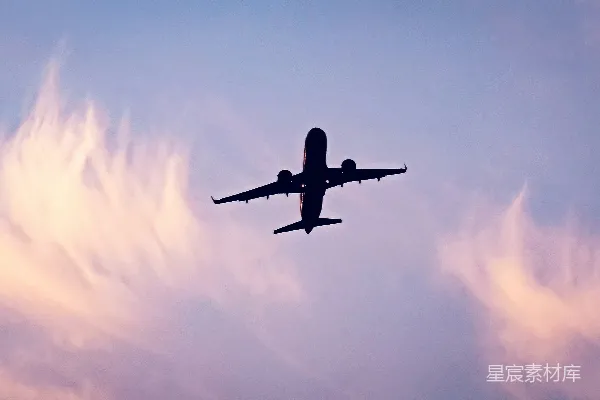 高清摄影 夕阳下的飞机剪影