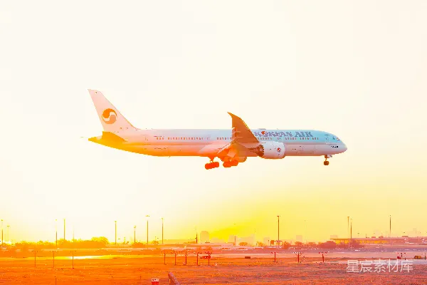 高清摄影 夕阳下的韩国航空客机