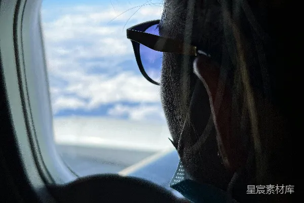 高清摄影 飞机上的旅人