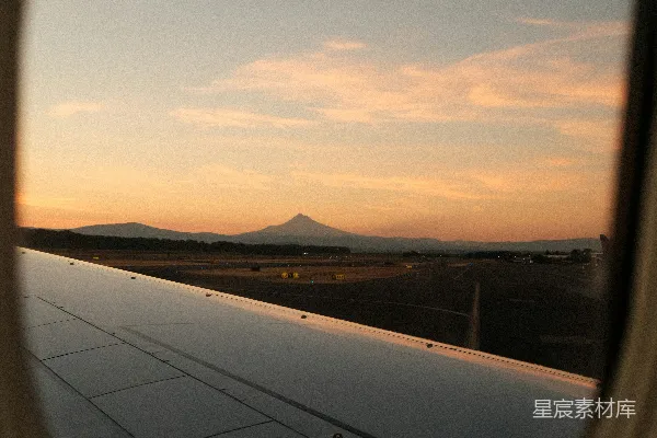 高清摄影 飞机窗外的落日与山景